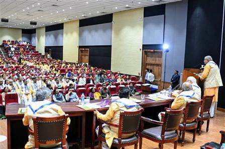 उपराष्ट्रपति और राज्यसभा के सभापति श्री जगदीप धनखड़ 10 दिसंबर, 2023 को झारखंड के धनबाद में भारतीय प्रौद्योगिकी संस्थान (इंडियन स्कूल ऑफ माइन्स) के 43वें दीक्षांत समारोह के दौरान संबोधित करते हुए।