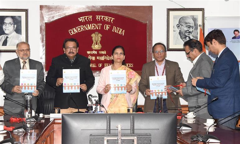 केंद्रीय स्वास्थ्य एवं परिवार कल्याण तथा जनजातीय कार्य राज्य मंत्री डॉ. भारती प्रवीण पवार और स्वास्थ्य एवं परिवार कल्याण राज्य मंत्री प्रो. एसपी सिंह बघेल 13 दिसंबर, 2023 को निर्माण भवन, नई दिल्ली में 'भारत में डूबने से बचाव की रणनीतिक रूपरेखा' का अनावरण किया।