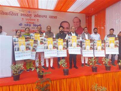 Shri Ramesh Bidhuri, MP (Lok Sabha) distributing calendars during VBSY at Ram Leela Maidan, Bijwasan, South West Delhi on December 13, 2023.