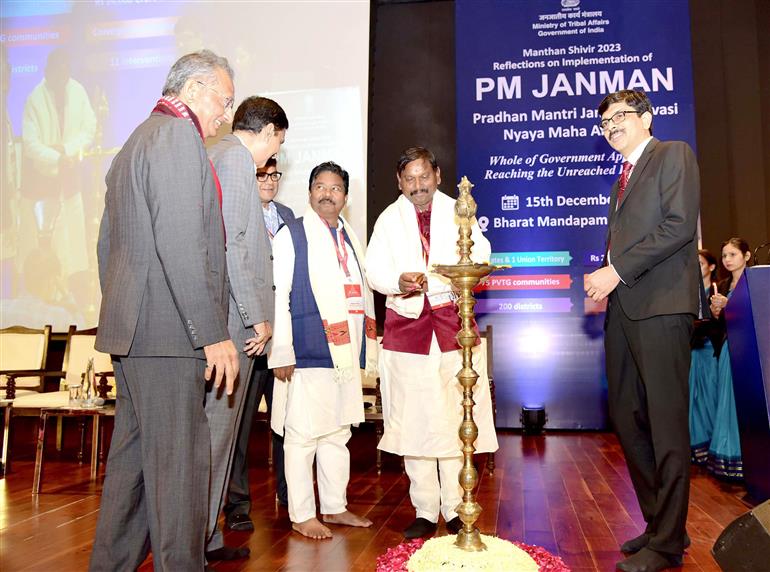 केंद्रीय जनजातीय कार्य और कृषि एवं किसान कल्याण मंत्री श्री अर्जुन मुंडा 15 दिसंबर, 2023 को नई दिल्ली के भारत मंडपम में पीएम-जनमन के कार्यान्वयन के लिए आयोजित मंथन शिविर के उद्घाटन अवसर पर दीप प्रज्ज्वलित करते हुए।