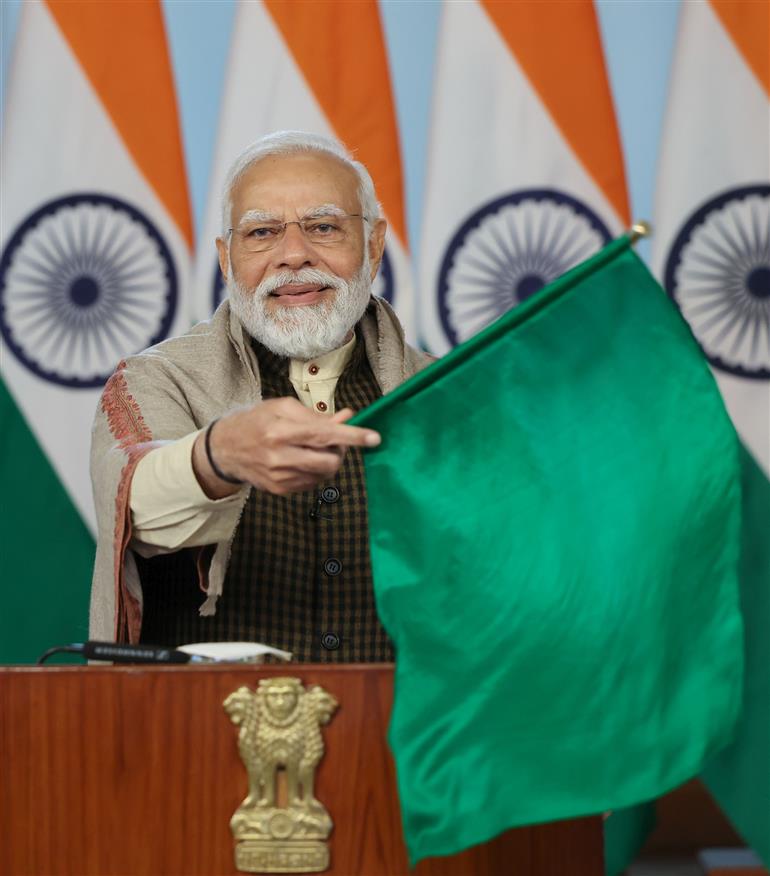 प्रधानमंत्री श्री नरेन्द्र मोदी ने 16 दिसंबर, 2023 को वीडियो कॉन्फ्रेंसिंग के माध्यम से पांच राज्यों में विकसित भारत संकल्प यात्रा को हरी झंडी दिखाई।