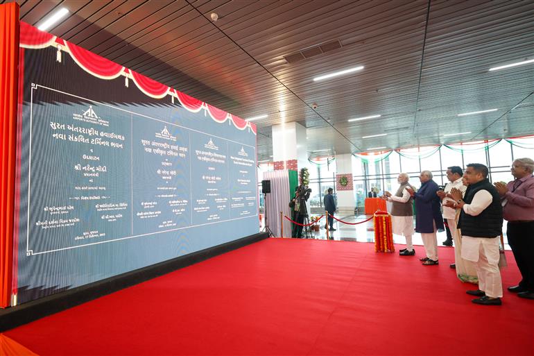 प्रधानमंत्री श्री नरेन्द्र मोदी ने 17 दिसंबर, 2023 को गुजरात में सूरत हवाई अड्डे पर नए टर्मिनल भवन का उद्घाटन किया।
