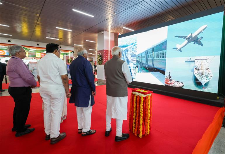 प्रधानमंत्री श्री नरेन्द्र मोदी ने 17 दिसंबर, 2023 को गुजरात में सूरत हवाई अड्डे पर नए टर्मिनल भवन का उद्घाटन किया।
