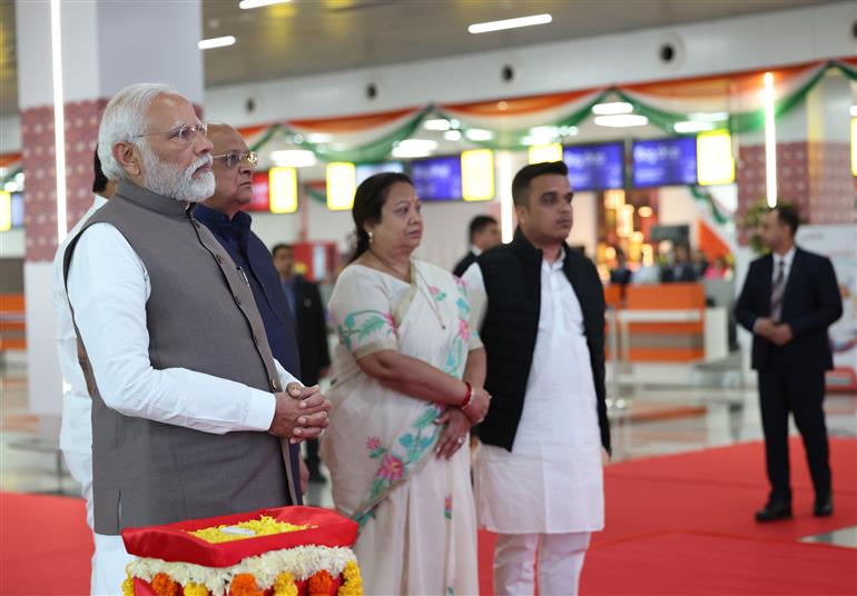 प्रधानमंत्री श्री नरेन्द्र मोदी ने 17 दिसंबर, 2023 को गुजरात में सूरत हवाई अड्डे पर नए टर्मिनल भवन का उद्घाटन किया।
