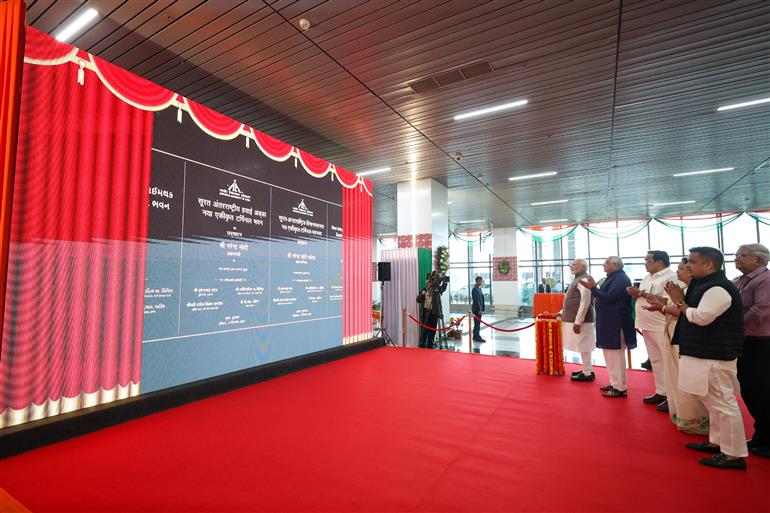 प्रधानमंत्री श्री नरेन्द्र मोदी ने 17 दिसंबर, 2023 को गुजरात में सूरत हवाई अड्डे पर नए टर्मिनल भवन का उद्घाटन किया।
