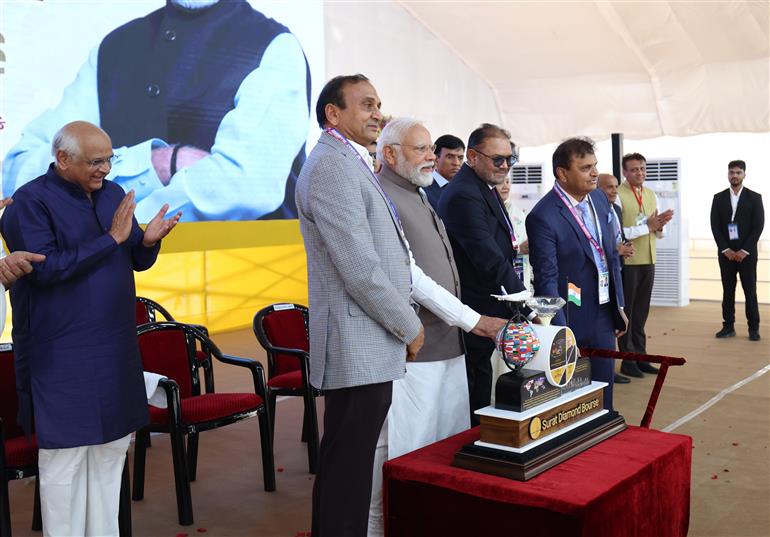 प्रधानमंत्री श्री नरेन्द्र मोदी ने 17 दिसंबर, 2023 को गुजरात में सूरत डायमंड बोर्स का उद्घाटन किया।