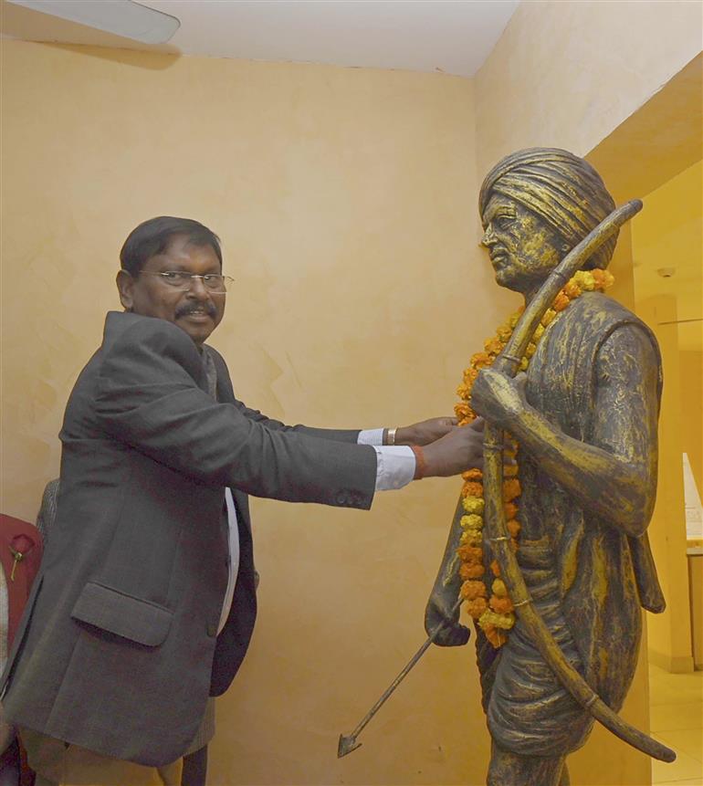 The Union Minister for Tribal Affairs & Agriculture and Farmers Welfare, Shri Arjun Munda pays floral tribute to the statue of Bhagwan Birsa Munda during the inaugural session of the ‘Adi Abhivyakti’ programme, in New Delhi on December 21, 2023.