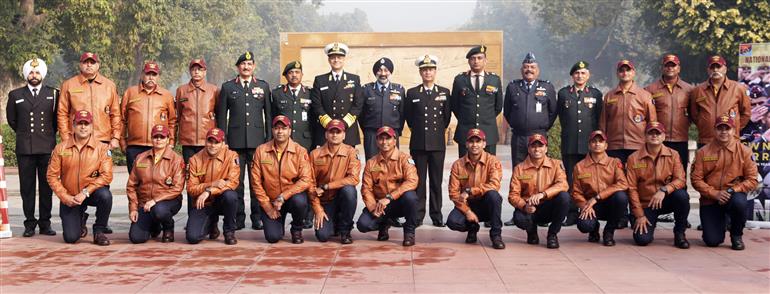 चीफ ऑफ स्टाफ कमेटी (सीआईएससी) के चेयरमैन एकीकृत रक्षा स्टाफ के प्रमुख लेफ्टिनेंट जनरल जेपी मैथ्यू ने 24 दिसंबर, 2023 को नई दिल्ली में राष्ट्रीय रक्षा अकादमी के 75 गौरवशाली वर्षों के उपलक्ष्य में आयोजित समारोह के अवसर पर राष्ट्रीय युद्ध स्मारक से जेएसडब्ल्यू-एनडीए कार रैली के दिल्ली से ग्वालियर चरण को हरी झंडी दिखाई।

