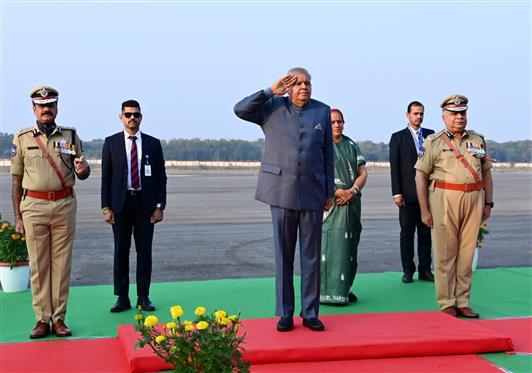 उपराष्ट्रपति और राज्यसभा के सभापति श्री जगदीप धनखड़ 27 दिसंबर, 2023 को तेलंगाना के हैदराबाद पहुंचने पर गार्ड ऑफ ऑनर का निरीक्षण करते हुए।