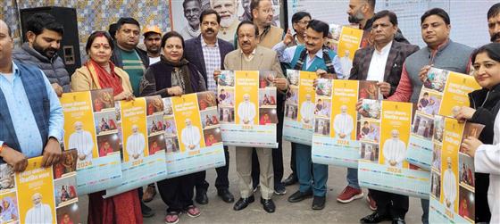 Lok Sabha MP Dr Harshvardhan distributing calendars during the Viksit Bharat Sankalp Yatra at Azadpur Mandi Gate, in New Delhi on December 27, 2023.