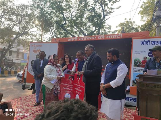 The Leader of Opposition in Delhi Legislative Assembly, Shri Ramvir Singh Bidhuri distributing Ujjwala gas connection during the Viksit Bharat Sankalp Yatra at Gopi Nath Bazar Delhi Cantt, in New Delhi on December 28, 2023.