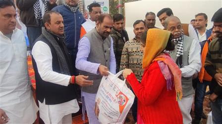 Shri Ramesh Bidhuri, MP (Lok Sabha) distributes Poshan during Viksit Bharat Sankalp Yatra program at Green vatika park in Mahipalpur, New Delhi on December 31, 2023.