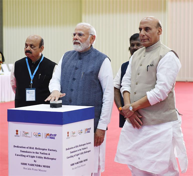प्रधानमंत्री श्री नरेन्द्र मोदी ने 06 फरवरी, 2023 को तुमकुरु, कर्नाटक में एचएएल हेलीकाप्टर फैक्टरी राष्ट्र को समर्पित की।