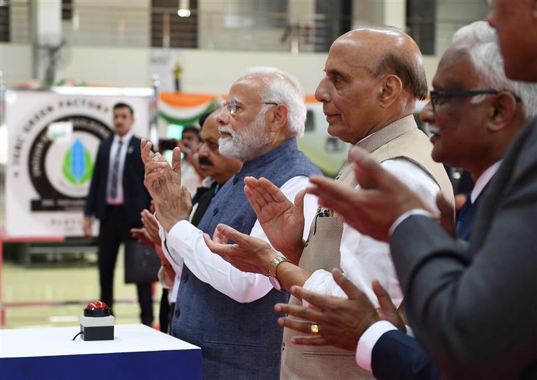 प्रधानमंत्री श्री नरेन्द्र मोदी ने 06 फरवरी, 2023 को तुमकुरु, कर्नाटक में एचएएल हेलीकाप्टर फैक्टरी राष्ट्र को समर्पित की।