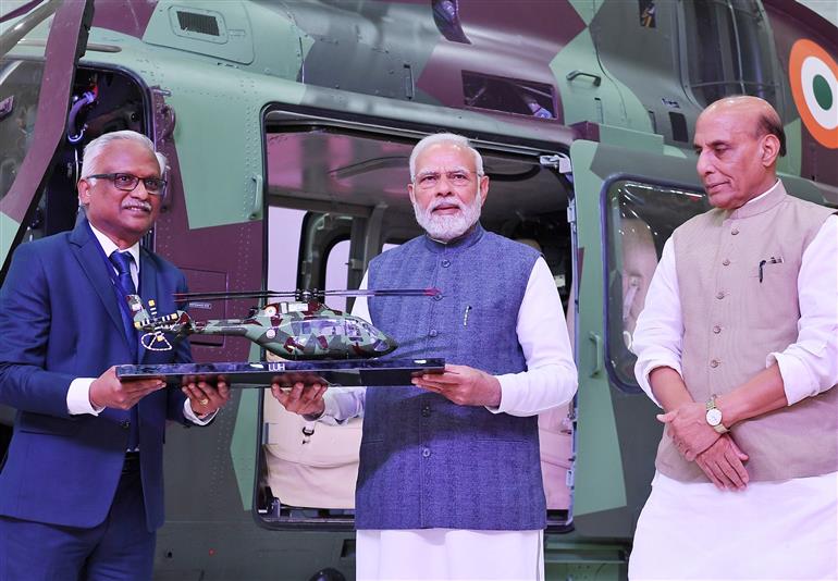 प्रधानमंत्री श्री नरेन्द्र मोदी ने 06 फरवरी, 2023 को तुमकुरु, कर्नाटक में एचएएल हेलीकाप्टर फैक्टरी राष्ट्र को समर्पित की।