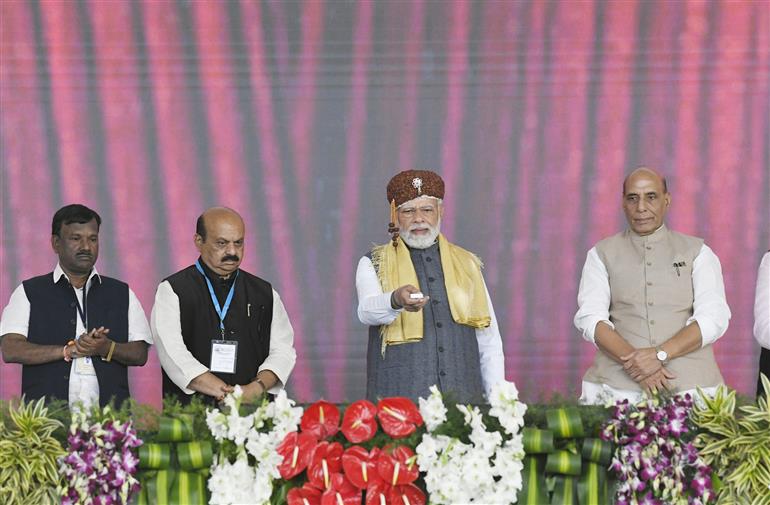 प्रधानमंत्री श्री नरेन्द्र मोदी ने 06 फरवरी, 2023 को तुमकुरु, कर्नाटक में एचएएल निर्माण सुविधा और अन्य विकास कार्यों का उद्घाटन किया।