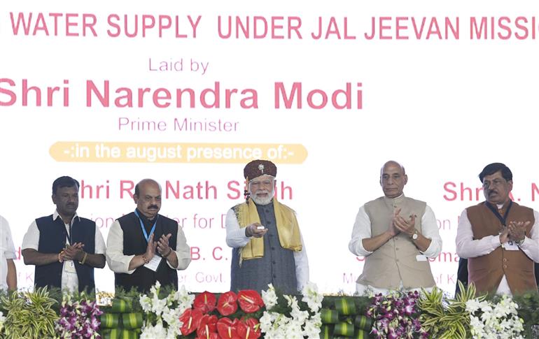 प्रधानमंत्री श्री नरेन्द्र मोदी ने 06 फरवरी, 2023 को तुमकुरु, कर्नाटक में एचएएल निर्माण सुविधा और अन्य विकास कार्यों का उद्घाटन किया।