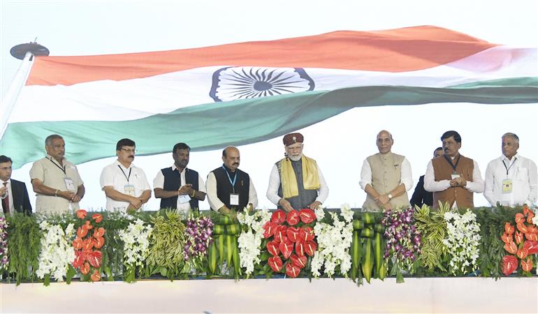 प्रधानमंत्री श्री नरेन्द्र मोदी ने 06 फरवरी, 2023 को तुमकुरु, कर्नाटक में एचएएल निर्माण सुविधा और अन्य विकास कार्यों का उद्घाटन किया।