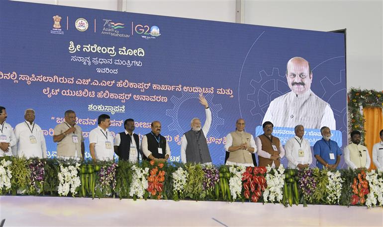 प्रधानमंत्री श्री नरेन्द्र मोदी ने 06 फरवरी, 2023 को तुमकुरु, कर्नाटक में एचएएल निर्माण सुविधा और अन्य विकास कार्यों का उद्घाटन किया।