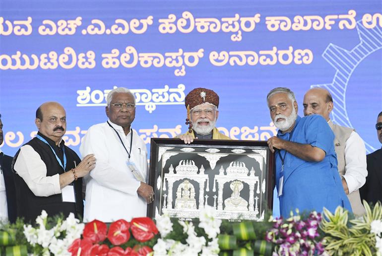 प्रधानमंत्री श्री नरेन्द्र मोदी ने 06 फरवरी, 2023 को तुमकुरु, कर्नाटक में एचएएल निर्माण सुविधा और अन्य विकास कार्यों का उद्घाटन किया।