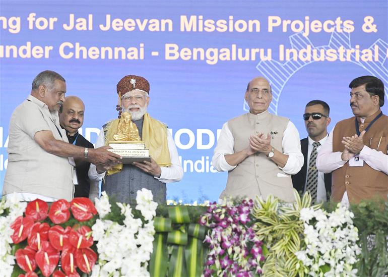 प्रधानमंत्री श्री नरेन्द्र मोदी ने 06 फरवरी, 2023 को तुमकुरु, कर्नाटक में एचएएल निर्माण सुविधा और अन्य विकास कार्यों का उद्घाटन किया।