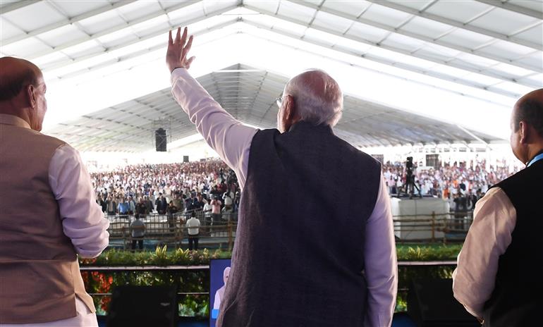 प्रधानमंत्री श्री नरेन्द्र मोदी ने 06 फरवरी, 2023 को तुमकुरु, कर्नाटक में एचएएल निर्माण सुविधा और अन्य विकास कार्यों का उद्घाटन किया।