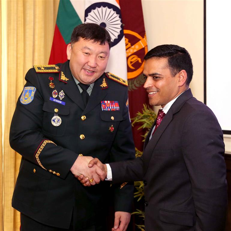 रक्षा मंत्रालय के संयुक्त सचिव डॉ. अजय कुमार ने 10 फरवरी, 2023 को नई दिल्ली में 11वीं भारत-मंगोलिया संयुक्त कार्य समूह की बैठक में मंगोलिया के रक्षा मंत्रालय के राज्य सचिव ब्रिगेडियर जनरल गनखुयाग दावागदोर्ज से मुलाकात की।