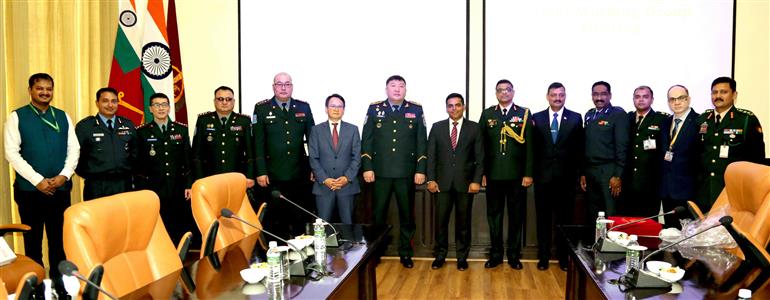 रक्षा मंत्रालय के संयुक्त सचिव डॉ. अजय कुमार ने 10 फरवरी, 2023 को नई दिल्ली में 11वीं भारत-मंगोलिया संयुक्त कार्य समूह की बैठक में मंगोलिया के रक्षा मंत्रालय के राज्य सचिव ब्रिगेडियर जनरल गनखुयाग दावागदोर्ज से मुलाकात की।