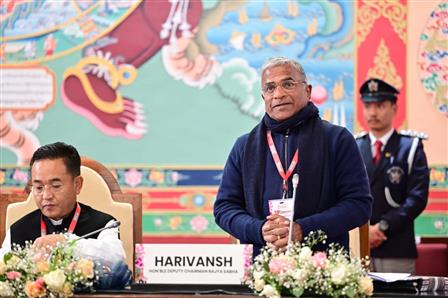 राज्यसभा के उपसभापति श्री हरिवंश 24 फरवरी, 2023 को गंगटोक, सिक्किम में सिक्किम विधानसभा में  राष्ट्रमंडल संसदीय संघ (सीपीए) भारत क्षेत्र के 19वें वार्षिक जोन III सम्मेलन के समापन सत्र को संबोधित करते हुए।