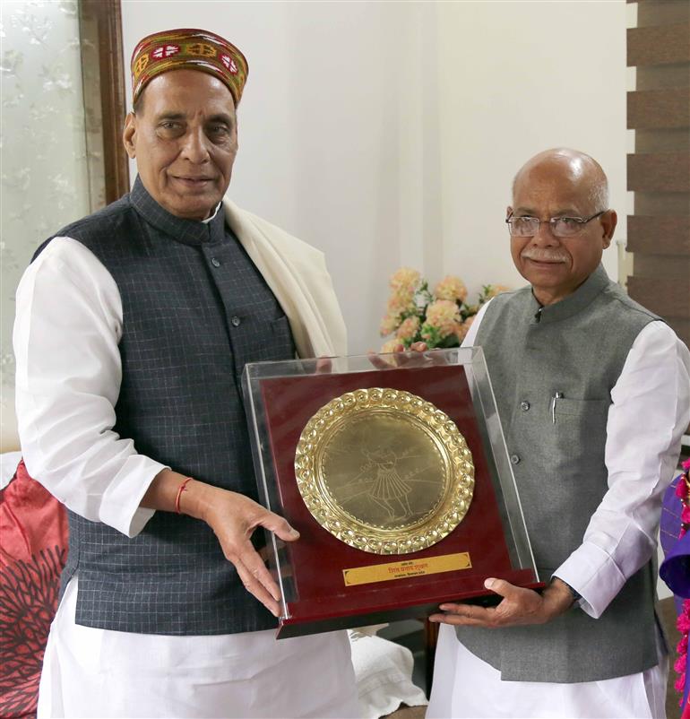 The Governor of Himachal Pradesh, Shri Shiv Pratap Shukla calls on the Union Minister for Defence, Shri Rajnath Singh, in New Delhi on February 26, 2023.