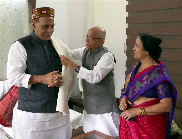 The Governor of Himachal Pradesh, Shri Shiv Pratap Shukla calls on the Union Minister for Defence, Shri Rajnath Singh, in New Delhi on February 26, 2023.