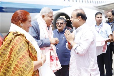 The Vice President, Shri Jagdeep Dhankhar and Dr. Sudesh Dhankhar being welcomed by Governor of Assam, Shri Gulab Chand Kataria, the Chief Minister of Assam, Dr. Himanta Biswa Sarma and other dignitaries, in Guwahati, Assam on July 4, 2023.