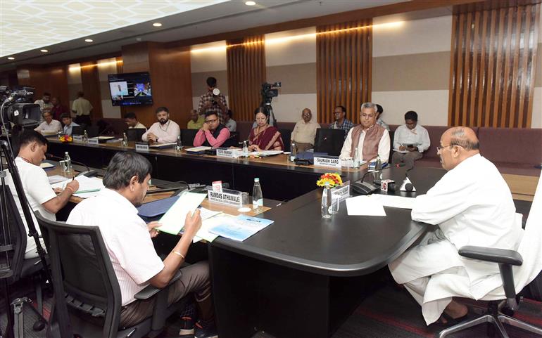 केंद्रीय सामाजिक न्याय एवं अधिकारिता मंत्री डाॅ. वीरेंद्र कुमार ने 05 जुलाई, 2023 को नई दिल्ली में आठवीं केंद्रीय निगरानी समिति (सीएमसी) पर आयोजित एक बैठक की अध्यक्षता की।