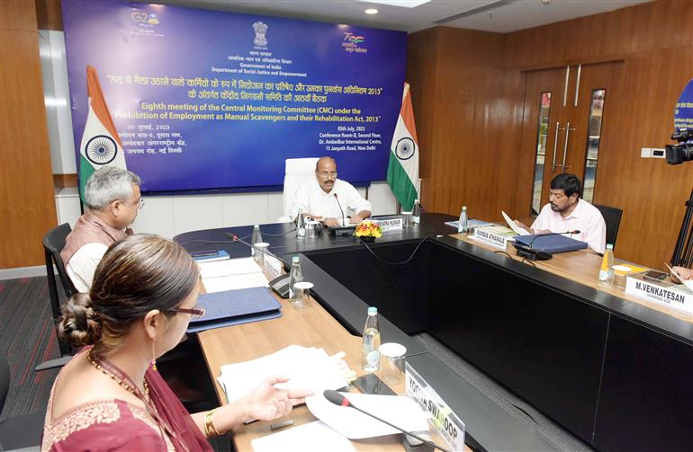 केंद्रीय सामाजिक न्याय एवं अधिकारिता मंत्री डाॅ. वीरेंद्र कुमार ने 05 जुलाई, 2023 को नई दिल्ली में आठवीं केंद्रीय निगरानी समिति (सीएमसी) पर आयोजित एक बैठक की अध्यक्षता की।