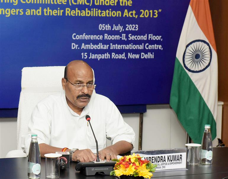 केंद्रीय सामाजिक न्याय एवं अधिकारिता मंत्री डाॅ. वीरेंद्र कुमार ने 05 जुलाई, 2023 को नई दिल्ली में आठवीं केंद्रीय निगरानी समिति (सीएमसी) पर आयोजित एक बैठक की अध्यक्षता की।