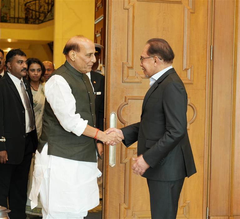 केंद्रीय रक्षा मंत्री श्री राजनाथ 10 जुलाई, 2023 को मलेशिया के कुआलालंपुर में मलेशिया के प्रधानमंत्री श्री वाईबी दातो सेरी अनवर बिन इब्राहिम से मुलाकात करते हुए।