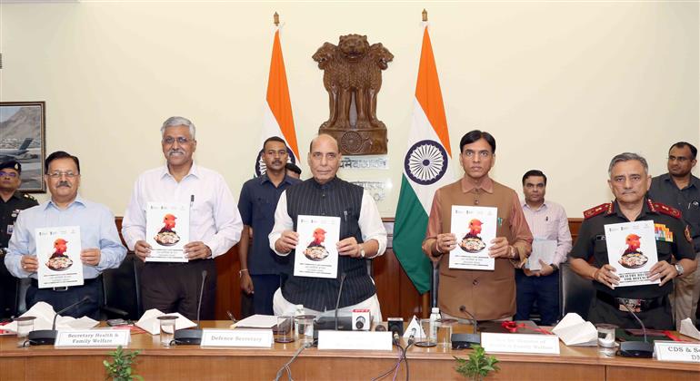 केंद्रीय रक्षा मंत्री श्री राजनाथ सिंह और केंद्रीय स्वास्थ्य एवं परिवार कल्याण, रसायन तथा उर्वरक मंत्री श्री मनसुख मांडविया 13 जुलाई, 2023 को नई दिल्ली में 'हेल्दी रेसिपीज़ फॉर डिफेंस' पुस्तक का अनावरण करते हुए। साथ में चीफ ऑफ डिफेंस स्टाफ जनरल अनिल चौहान, रक्षा सचिव श्री गिरिधर अरमाने और स्वास्थ्य सचिव श्री राजेश भूषण भी हैं।