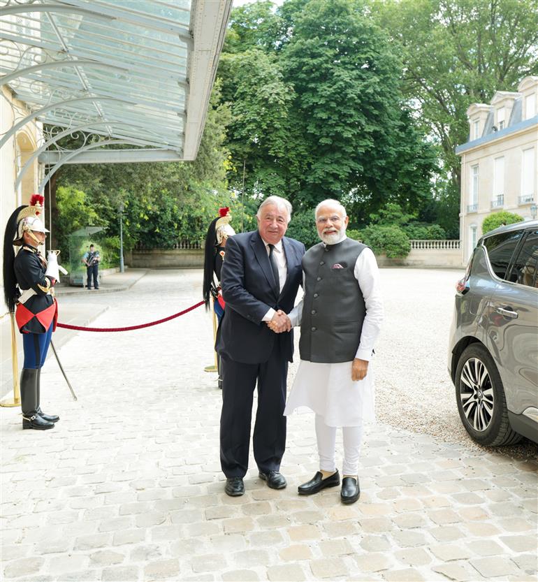 प्रधानमंत्री श्री नरेन्द्र मोदी 13 जुलाई, 2023 को पेरिस, फ्रांस में फ्रांसीसी सीनेट के अध्यक्ष श्री जेरार्ड लार्चर से मुलाकात करते हुए।