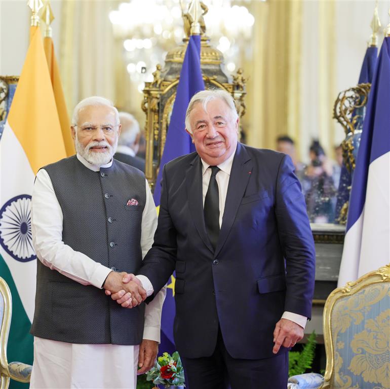 प्रधानमंत्री श्री नरेन्द्र मोदी 13 जुलाई, 2023 को पेरिस, फ्रांस में फ्रांसीसी सीनेट के अध्यक्ष श्री जेरार्ड लार्चर से मुलाकात करते हुए।