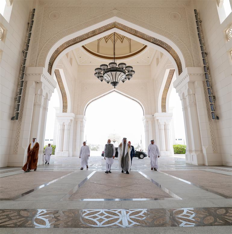 प्रधानमंत्री श्री नरेन्द्र मोदी ने 15 जुलाई, 2023 को अबू धाबी, यूएई में क़सर अल वतन (राष्ट्रपति महल) में संयुक्त अरब अमीरात (यूएई) के राष्ट्रपति महामहिम शेख मोहम्मद बिन जायद अल नाहयान से मुलाकात की।