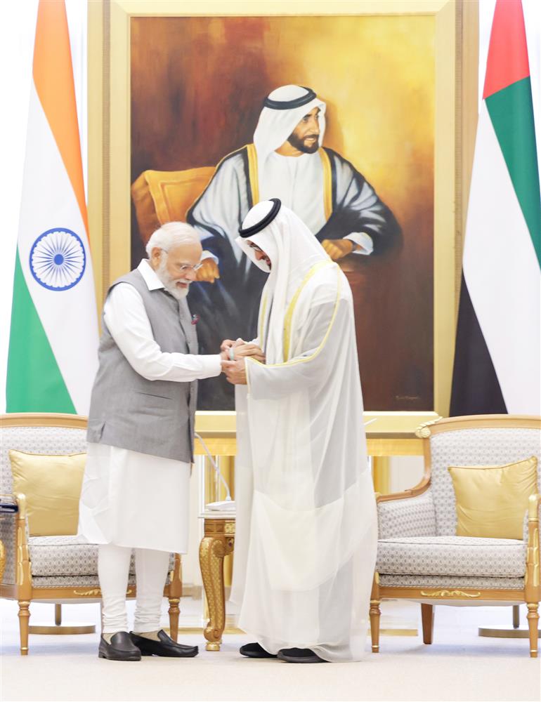 प्रधानमंत्री श्री नरेन्द्र मोदी ने 15 जुलाई, 2023 को अबू धाबी, यूएई में क़सर अल वतन (राष्ट्रपति महल) में संयुक्त अरब अमीरात (यूएई) के राष्ट्रपति महामहिम शेख मोहम्मद बिन जायद अल नाहयान से मुलाकात की।