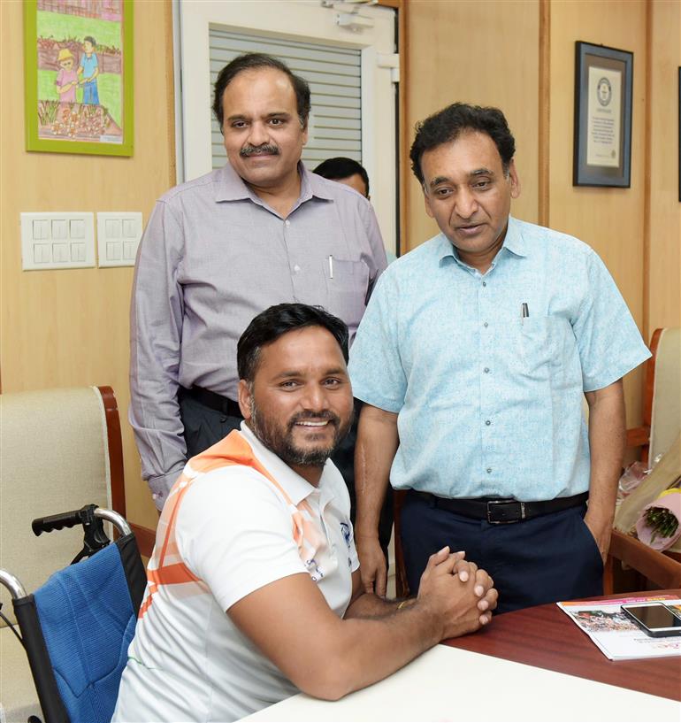 The Secretary, Department of Empowerment of Persons with Disabilities (DEPwD), Shri Rajesh Aggarwal meets International Para Swimmer, Shri Satendra Singh Lohia, in New Delhi on July 27, 2023.