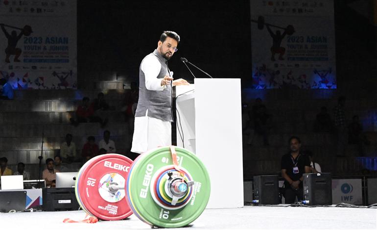 केंद्रीय सूचना एवं प्रसारण, युवा मामले और खेल मंत्री श्री अनुराग सिंह ठाकुर 27 जुलाई, 2023 को ग्रेटर नोएडा में एशियाई युवा और जूनियर भारोत्तोलन चैंपियनशिप के उद्घाटन अवसर पर संबोधित करते हुए।