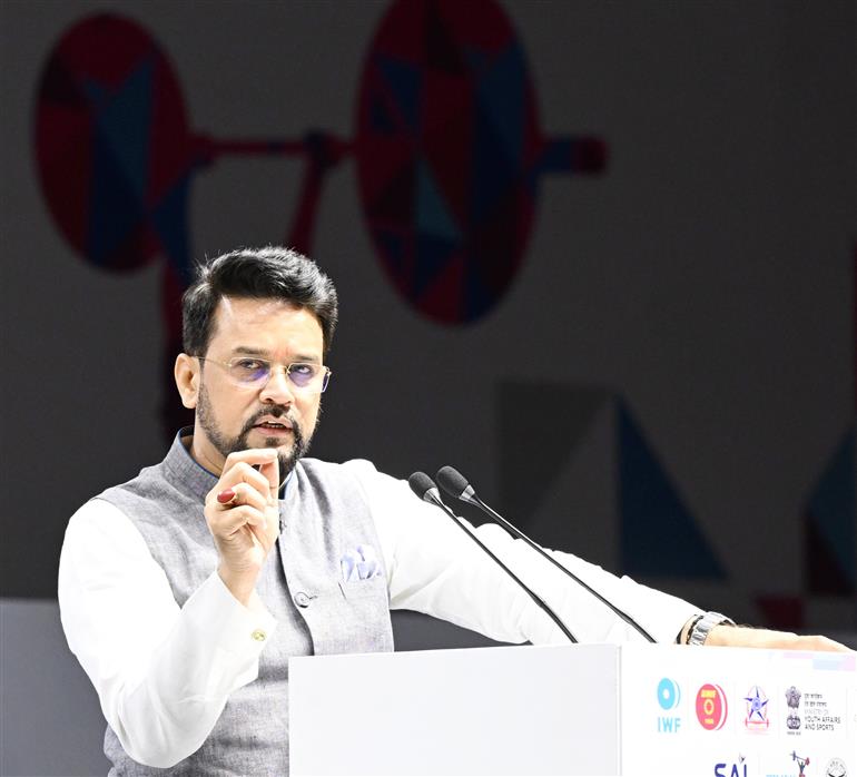 केंद्रीय सूचना एवं प्रसारण, युवा मामले और खेल मंत्री श्री अनुराग सिंह ठाकुर 27 जुलाई, 2023 को ग्रेटर नोएडा में एशियाई युवा और जूनियर भारोत्तोलन चैंपियनशिप के उद्घाटन अवसर पर संबोधित करते हुए।