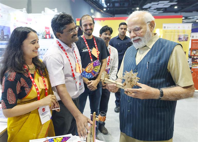 प्रधानमंत्री श्री नरेन्द्र मोदी 29 जुलाई, 2023 को भारत मंडपम, नई दिल्ली में अखिल भारतीय शिक्षा समागम के उद्घाटन अवसर पर प्रदर्शनी का मुआयना करते हुए।