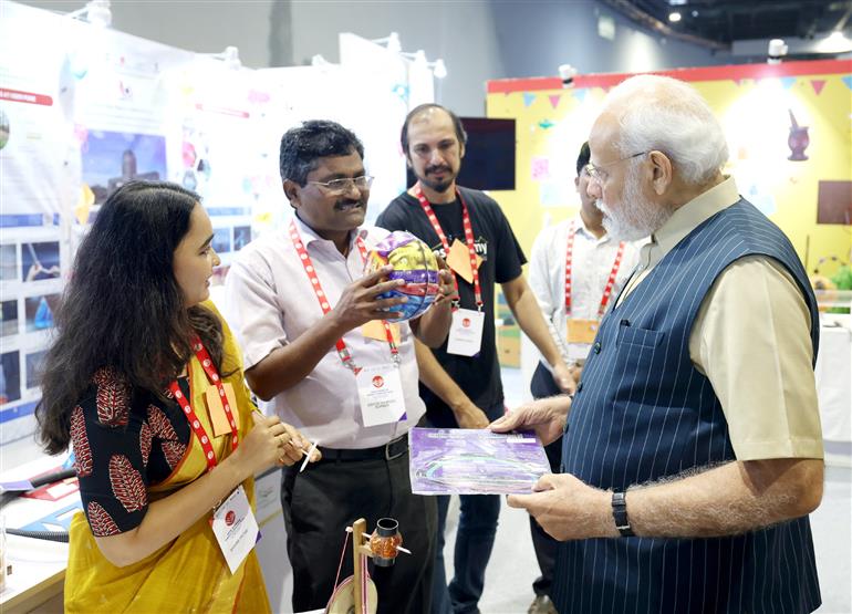 प्रधानमंत्री श्री नरेन्द्र मोदी 29 जुलाई, 2023 को भारत मंडपम, नई दिल्ली में अखिल भारतीय शिक्षा समागम के उद्घाटन अवसर पर प्रदर्शनी का मुआयना करते हुए।