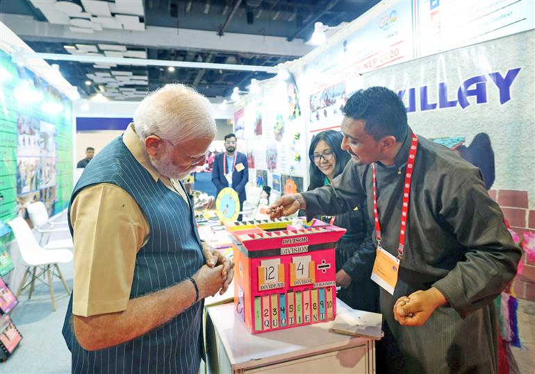 प्रधानमंत्री श्री नरेन्द्र मोदी 29 जुलाई, 2023 को भारत मंडपम, नई दिल्ली में अखिल भारतीय शिक्षा समागम के उद्घाटन अवसर पर प्रदर्शनी का मुआयना करते हुए।