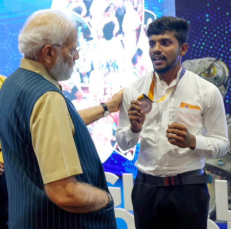 प्रधानमंत्री श्री नरेन्द्र मोदी 29 जुलाई, 2023 को भारत मंडपम, नई दिल्ली में अखिल भारतीय शिक्षा समागम के उद्घाटन अवसर पर प्रदर्शनी का मुआयना करते हुए।