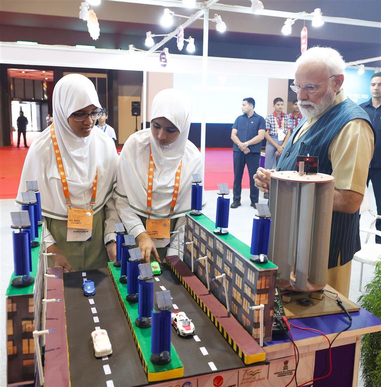 प्रधानमंत्री श्री नरेन्द्र मोदी 29 जुलाई, 2023 को भारत मंडपम, नई दिल्ली में अखिल भारतीय शिक्षा समागम के उद्घाटन अवसर पर प्रदर्शनी का मुआयना करते हुए।