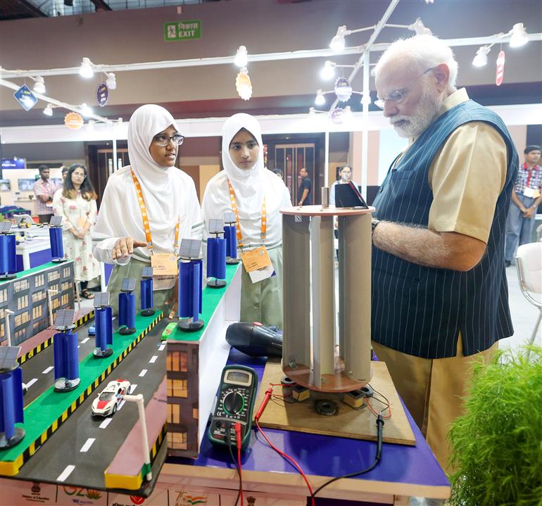 प्रधानमंत्री श्री नरेन्द्र मोदी 29 जुलाई, 2023 को भारत मंडपम, नई दिल्ली में अखिल भारतीय शिक्षा समागम के उद्घाटन अवसर पर प्रदर्शनी का मुआयना करते हुए।